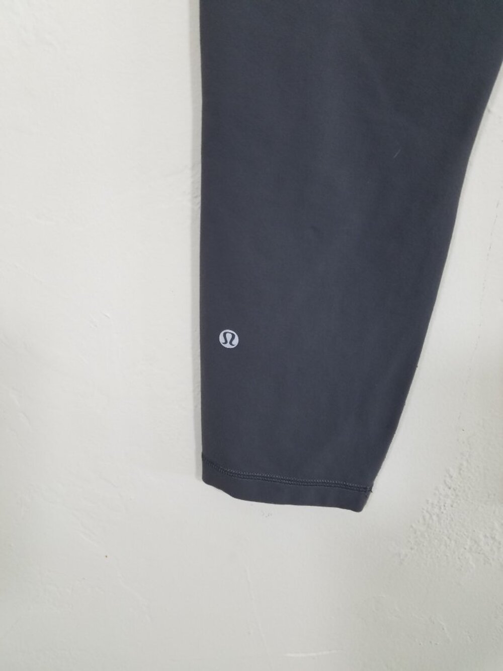 Like New Lululemon Legging Pants Pockets Cropped Size 6 - Picture 4 of 5